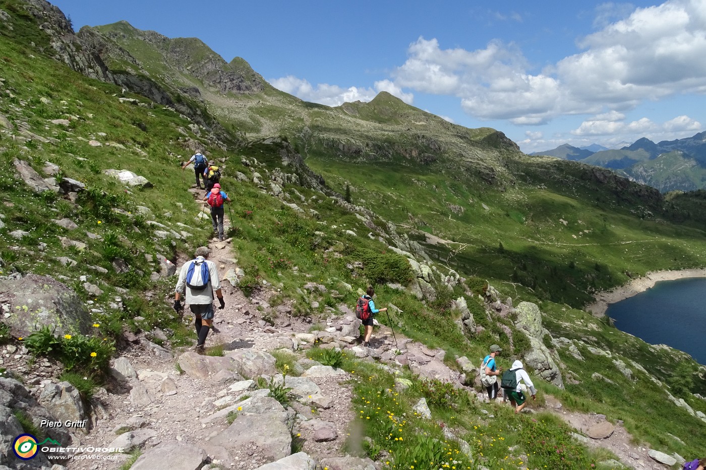 59 Gli amici del gruppo 'Tri Bortoi' vanno al Passo di Mezzeno a sx, noi scendiamo a dx per i Laghi Gemelli.JPG